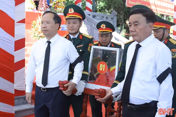 Thường trực Ban Bí thư Trần Cẩm Tú dự lễ truy điệu và an táng hài cốt liệt sỹ tại Hà Tĩnh