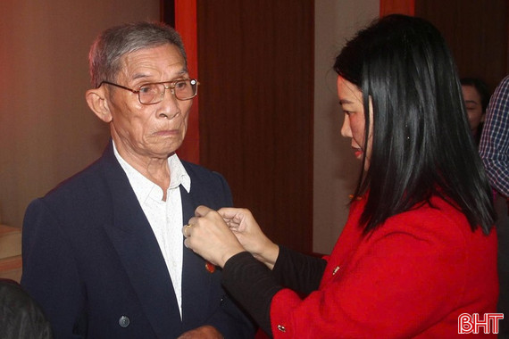 Các địa phương trao huy hiệu Đảng dịp Cách mạng Tháng Mười Nga