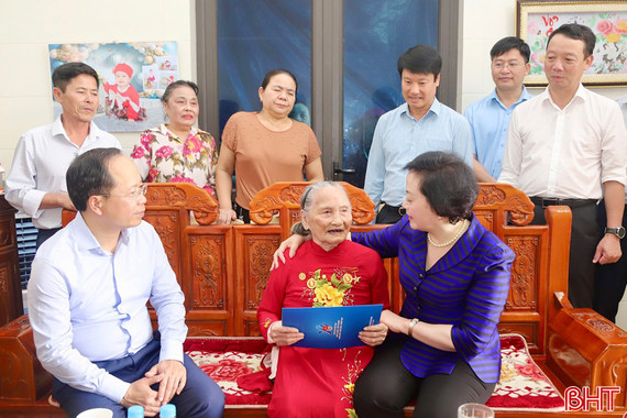 Phó Thủ tướng tri ân Mẹ Việt Nam anh hùng, thăm Trung tâm Phục vụ Hành chính công phường Thành Sen