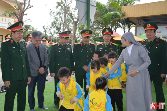 Phó Chủ nhiệm Tổng cục Chính trị tham quan mô hình “Dân vận khéo” tại Hà Tĩnh