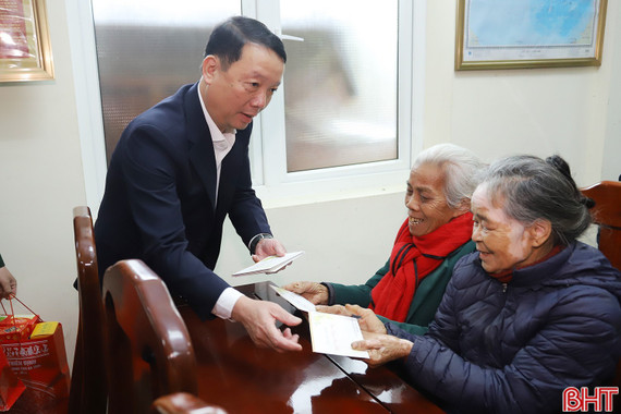 Chủ tịch UBND tỉnh kiểm tra sẵn sàng chiến đấu, chúc Tết ở khu vực biên giới