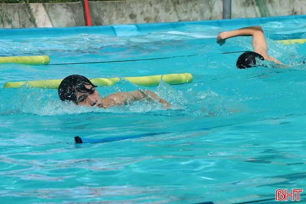 150 học sinh Cẩm Xuyên chinh phục giải bơi "Đường đua xanh"