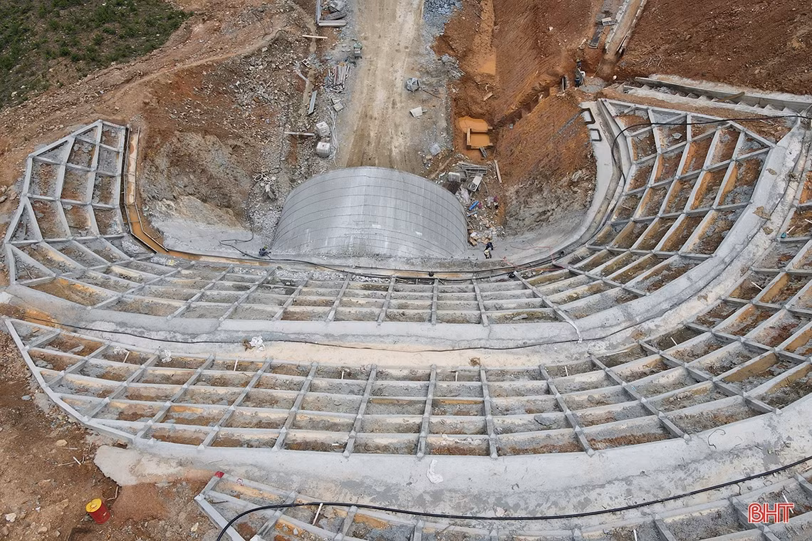 Khoét núi thi công hầm đường bộ cao tốc Bắc - Nam qua Hà Tĩnh