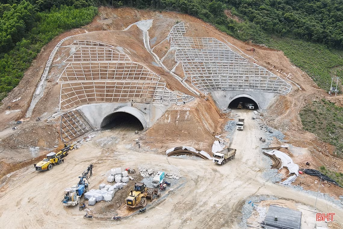Khoét núi thi công hầm đường bộ cao tốc Bắc - Nam qua Hà Tĩnh