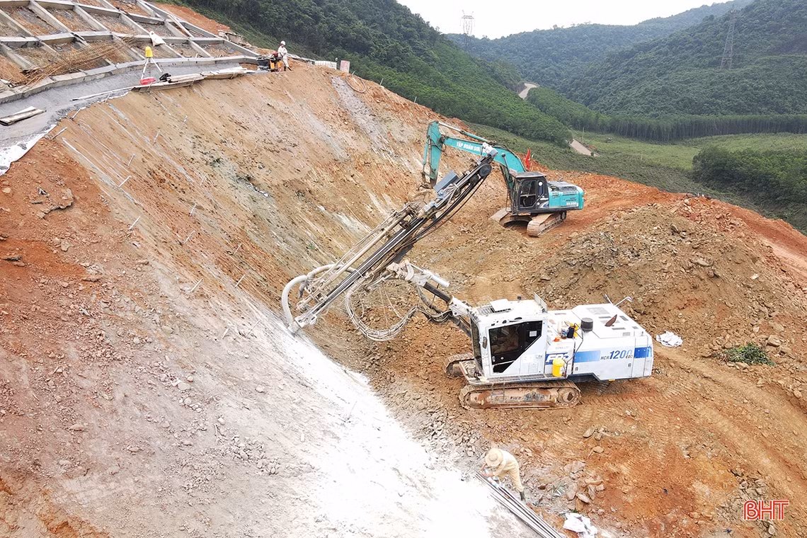 Khoét núi thi công hầm đường bộ cao tốc Bắc - Nam qua Hà Tĩnh