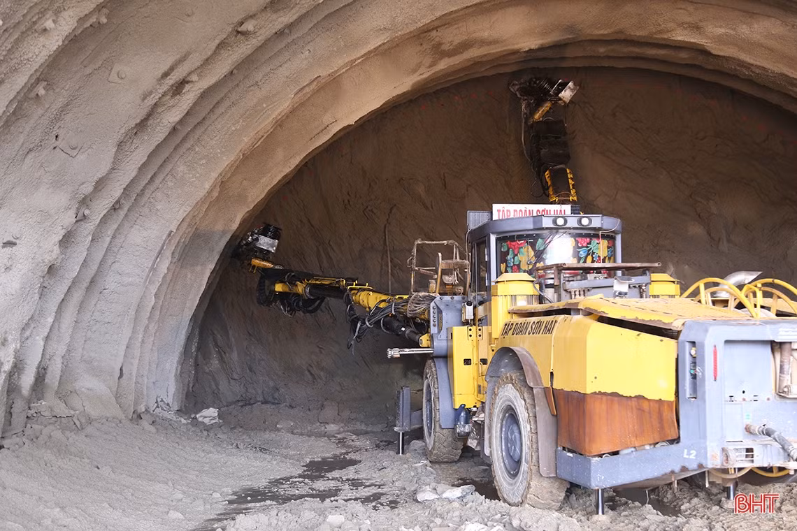 Khoét núi thi công hầm đường bộ cao tốc Bắc - Nam qua Hà Tĩnh