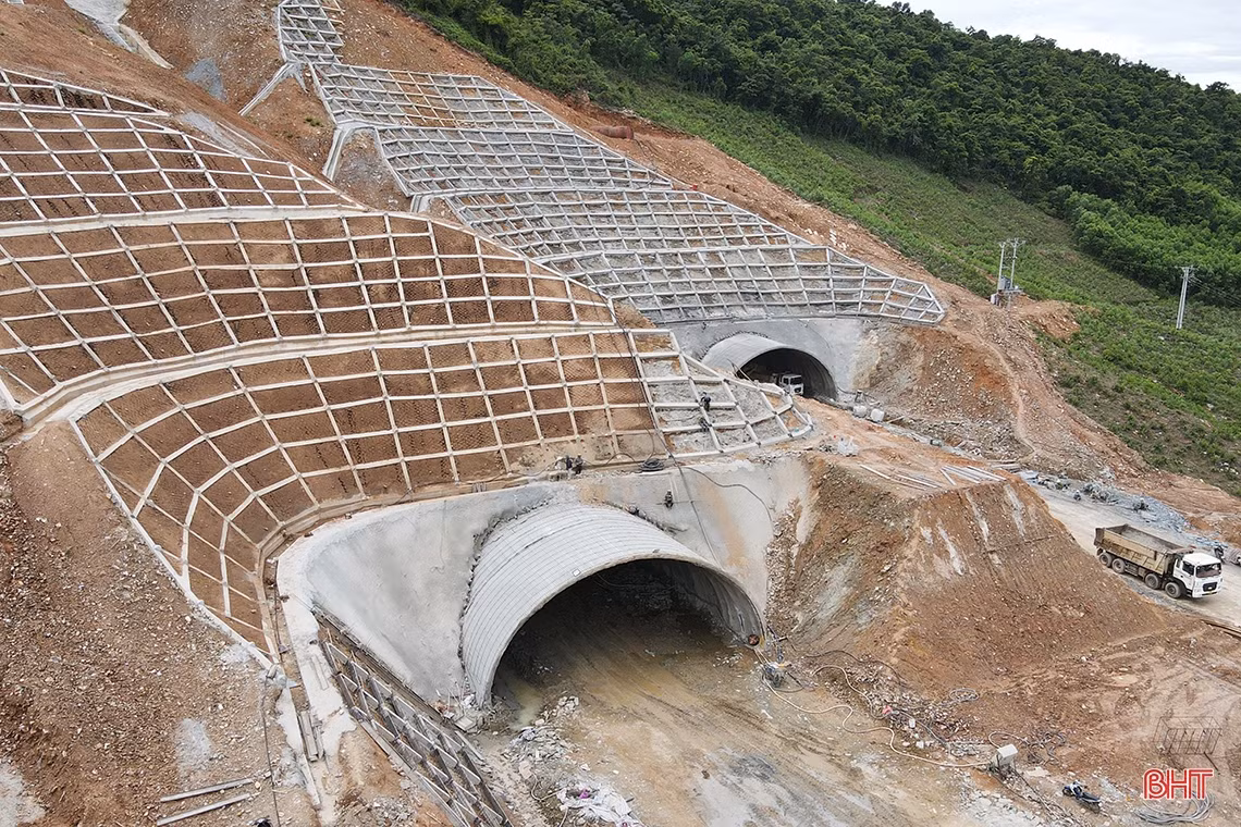 Khoét núi thi công hầm đường bộ cao tốc Bắc - Nam qua Hà Tĩnh