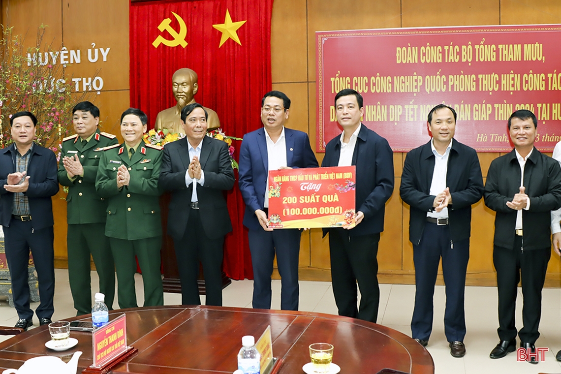 Trao nhiều phần quà ý nghĩa cho các hoàn cảnh khó khăn ở Đức Thọ