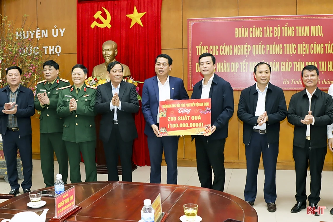 Trao nhiều phần quà ý nghĩa cho các hoàn cảnh khó khăn ở Đức Thọ