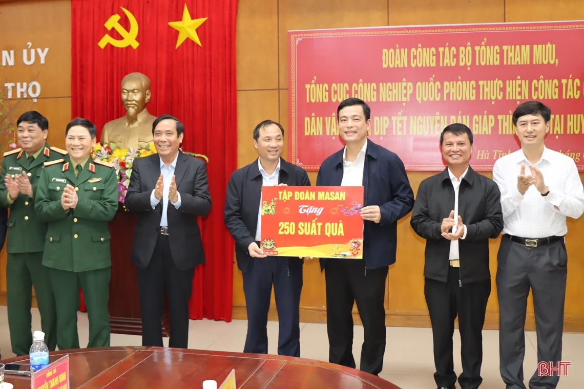 Trao nhiều phần quà ý nghĩa cho các hoàn cảnh khó khăn ở Đức Thọ