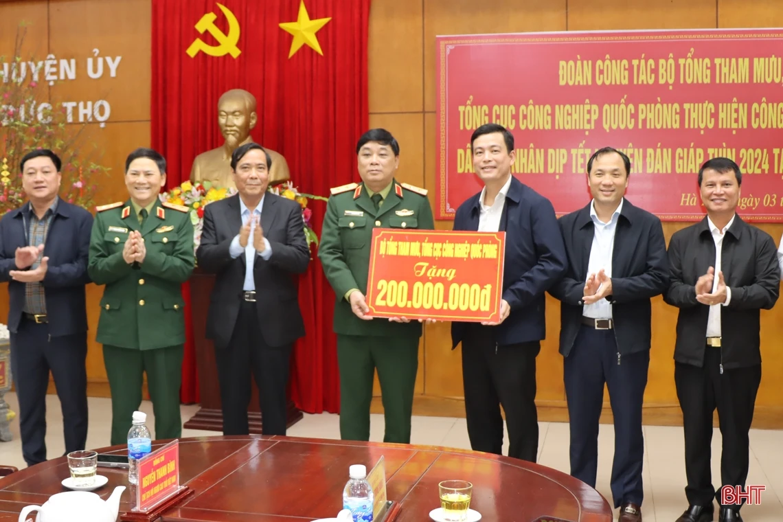 Trao nhiều phần quà ý nghĩa cho các hoàn cảnh khó khăn ở Đức Thọ