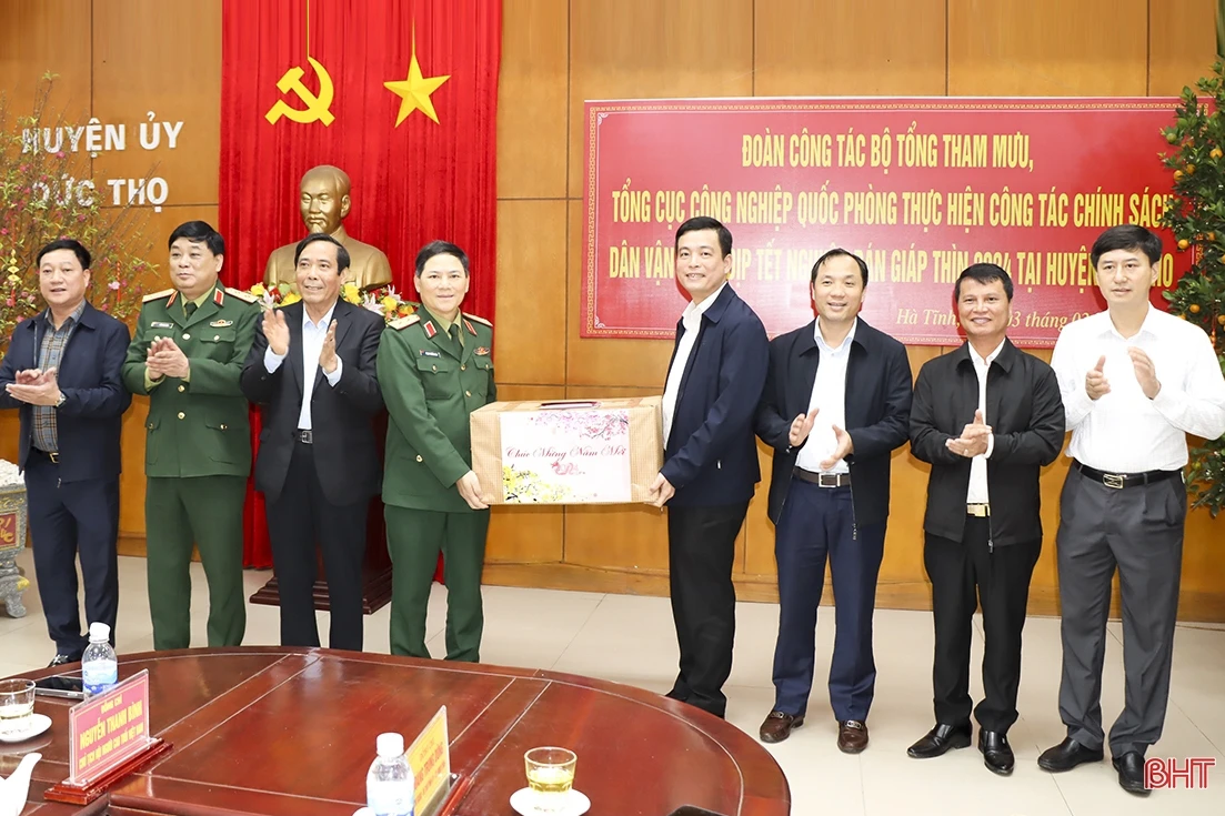 Trao nhiều phần quà ý nghĩa cho các hoàn cảnh khó khăn ở Đức Thọ