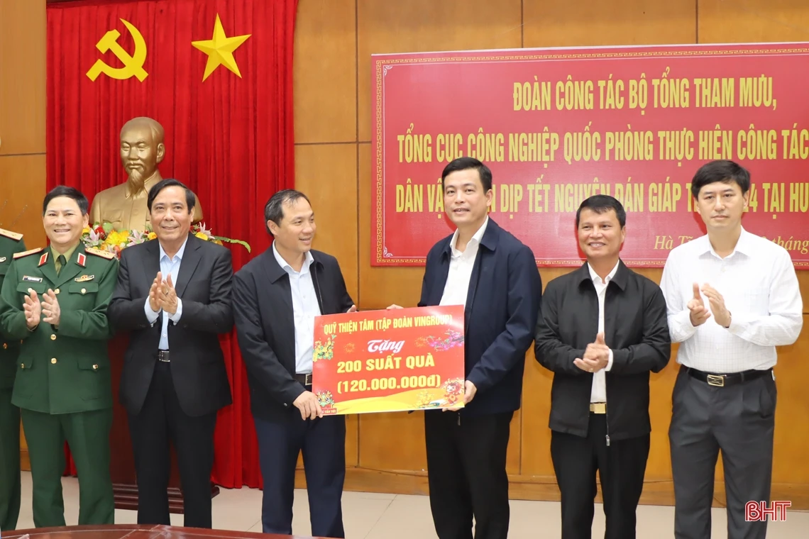 Trao nhiều phần quà ý nghĩa cho các hoàn cảnh khó khăn ở Đức Thọ