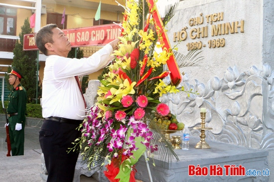 Đoàn đại biểu dự Đại hội Thi đua yêu nước dâng hương, báo công với Bác Hồ ảnh 2