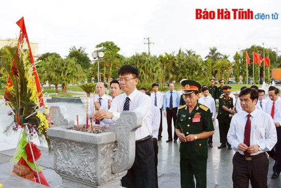 Đoàn đại biểu dự Đại hội Thi đua yêu nước dâng hương, báo công với Bác Hồ ảnh 4
