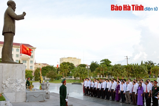 Đoàn đại biểu dự Đại hội Thi đua yêu nước dâng hương, báo công với Bác Hồ ảnh 1