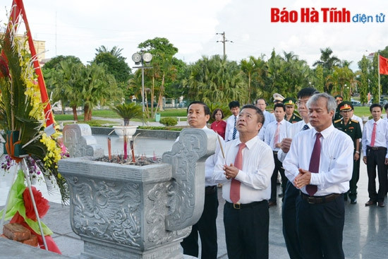 Đoàn đại biểu dự Đại hội Thi đua yêu nước dâng hương, báo công với Bác Hồ ảnh 3