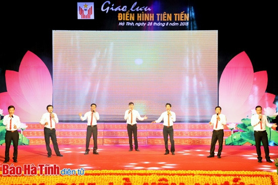 Nồng ấm đêm Giao lưu Điển hình tiên tiến Thi đua yêu nước toàn tỉnh ảnh 12