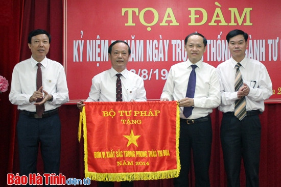 Phó Chủ tịch UBND tỉnh Nguyễn Hồng Lĩnh trao tặng Cờ thi đua xuất sắc của Bộ Tư pháp cho tập thể Sở Tư pháp Hà Tĩnh...