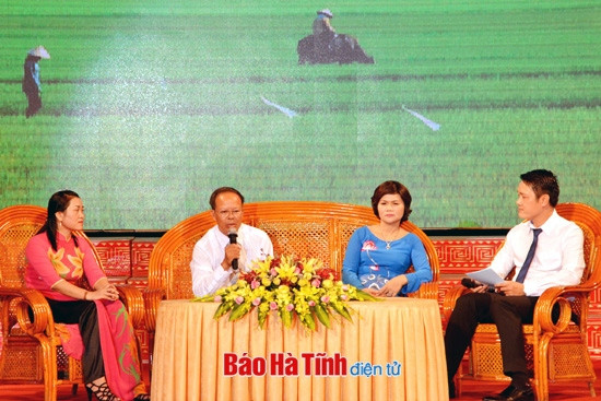 Ông Đinh Phúc Tâm - Trưởng thôn Nam Trà (Hương Trà - Hương Khê): Để trở thành thôn xây dựng thành công Khu dân cư kiểu mẫu đầu tiên của tỉnh, chúng tôi xem công tác vận động quần chúng là nhiệm vụ hết sức quan trọng. Theo đó, trước hết cán bộ, đảng viên phải là người đi trước, làm trước trong việc không xây hàng rào bê tông mà xây dựng hàng rào bằng cây xanh