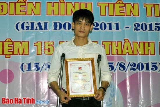 Vững vàng trên đôi nạng gỗ ảnh 1