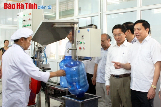 Công ty CP Cấp nước Hà Tĩnh gắn biển công trình chào mừng đại hội Đảng ảnh 2