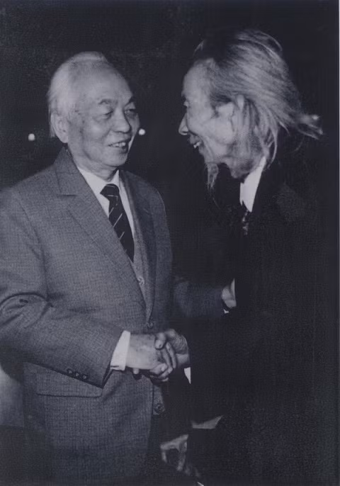 Đại tướng Võ Nguyên Giáp và nhạc sĩ Văn Cao tại Nhà hát lớn Hà Nội ngày 7/12/1989. Ảnh: Quang Phùng