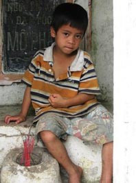 Cháu Tèo và ngôi mộ quen thuộc Cháu Tèo và ngôi mộ quen thuộc