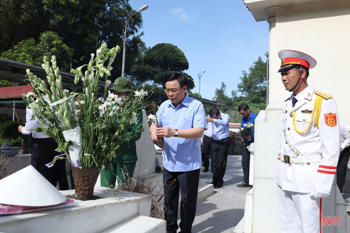 Chủ tịch Quốc hội Vương Đình Huệ dâng hương tại Khu di tích Ngã ba Đồng Lộc
