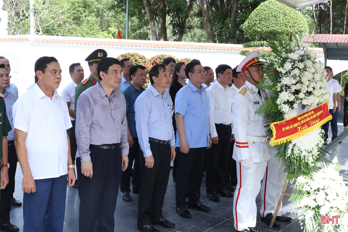 Chủ tịch Quốc hội Vương Đình Huệ dâng hương tại Khu di tích Ngã ba Đồng Lộc