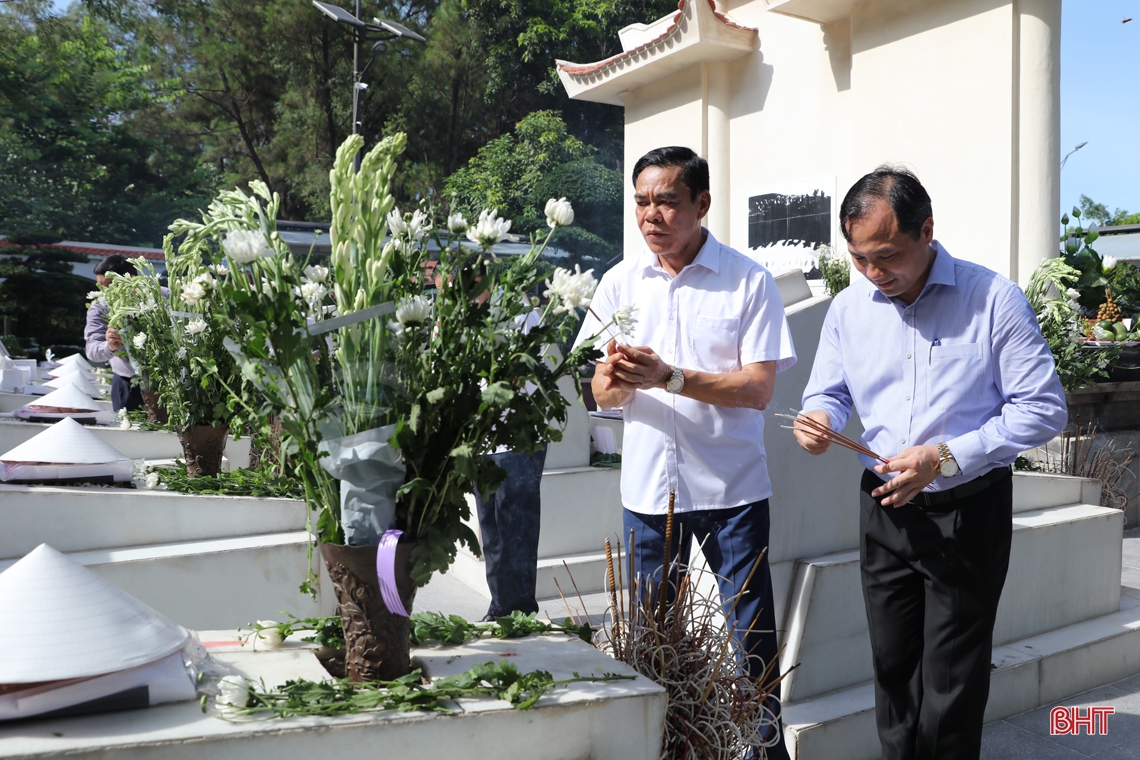 Chủ tịch Quốc hội Vương Đình Huệ dâng hương tại Khu di tích Ngã ba Đồng Lộc