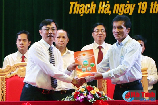 Lãnh đạo UBND huyện Thạch Hà ký văn bản ghi nhớ với các nhà đầu tư trước sự chứng kiến của Phó Chủ tịch UBND tỉnh Nguyễn Hồng Lĩnh Lãnh đạo UBND huyện Thạch Hà ký văn bản ghi nhớ với các nhà đầu tư trước sự chứng kiến của Phó Chủ tịch UBND tỉnh Nguyễn Hồng Lĩnh