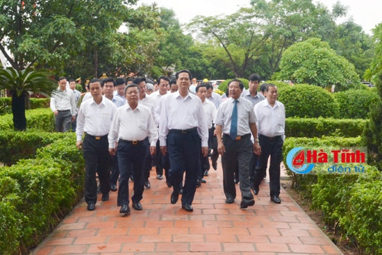 Thủ tướng Nguyễn Tấn Dũng dâng hương Khu lưu niệm Nguyễn Du ảnh 8