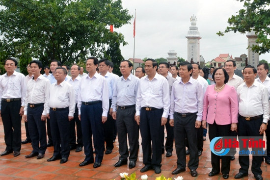 Thủ tướng Nguyễn Tấn Dũng dâng hương Khu lưu niệm Nguyễn Du ảnh 2