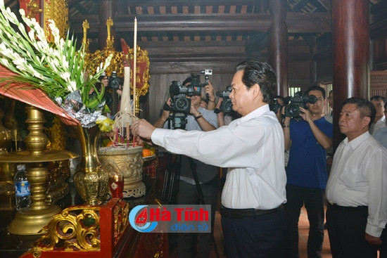 Thủ tướng Nguyễn Tấn Dũng dâng hương Khu lưu niệm Nguyễn Du ảnh 3