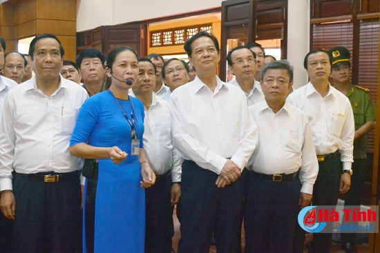 Thủ tướng Nguyễn Tấn Dũng dâng hương Khu lưu niệm Nguyễn Du ảnh 4