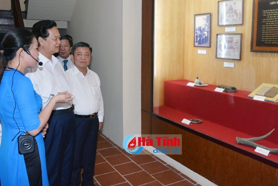 Thủ tướng Nguyễn Tấn Dũng dâng hương Khu lưu niệm Nguyễn Du ảnh 5