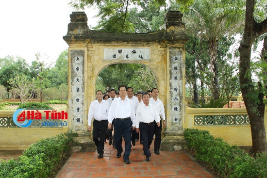 Thủ tướng Nguyễn Tấn Dũng dâng hương Khu lưu niệm Nguyễn Du ảnh 9