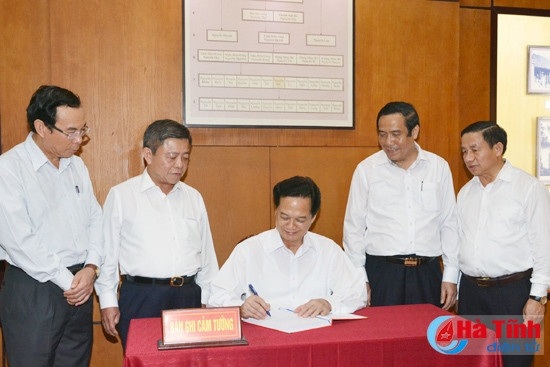 Thủ tướng Nguyễn Tấn Dũng dâng hương Khu lưu niệm Nguyễn Du ảnh 6