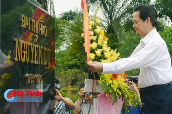 Thủ tướng Nguyễn Tấn Dũng dâng hương Khu lưu niệm Nguyễn Du ảnh 1
