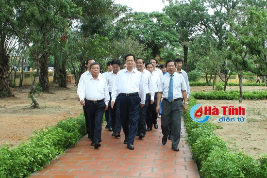 Thủ tướng Nguyễn Tấn Dũng dâng hương Khu lưu niệm Nguyễn Du ảnh 10