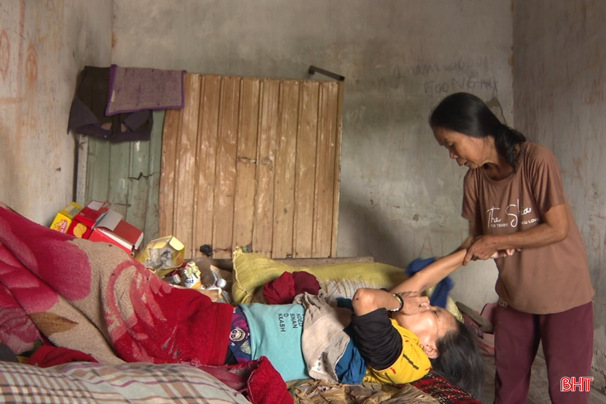 Mọi sinh hoạt của người em tâm thần đều một tay bà Liên lo liệu. bqbht_br_thuc-anh-4.jpg