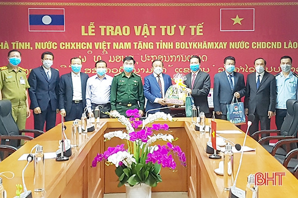 Bí thư Tỉnh ủy Hà Tĩnh trao gói vật tư y tế phòng chống dịch Covid-19 trị giá 1 tỷ đồng cho tỉnh Bôlykhămxay
