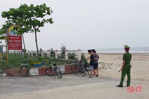 Phạt 11 trường hợp vui chơi, ăn nhậu tại bãi biển Thạch Hải