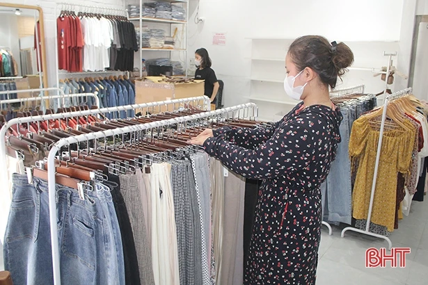 Tiểu thương Hà Tĩnh sửa soạn hàng quán, chờ ngày mở cửa