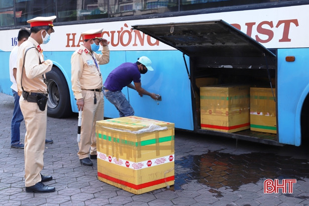 Bắt xe khách vận chuyển 1,5 tấn thịt chó bốc mùi hôi ra Hải Phòng tiêu thụ