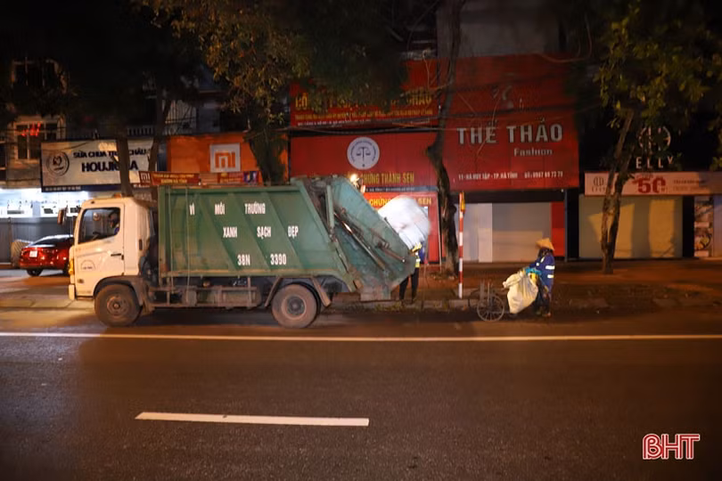 Những người thầm lặng làm đẹp phố phường Thành Sen mùa dịch Covid-19