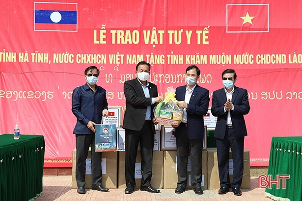 Tỉnh Khăm Muộn tiếp nhận hỗ trợ trang thiết bị y tế trị giá 500 triệu đồng của tỉnh Hà Tĩnh