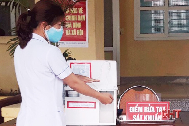 Giáo viên trường Thạch Hội chế tạo thành công máy sát khuẩn tự động