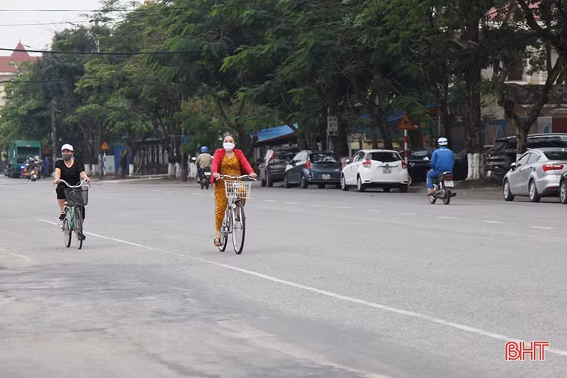 Điểm công cộng vắng vẻ, người dân Hà Tĩnh “tràn” ra đường đi thể dục